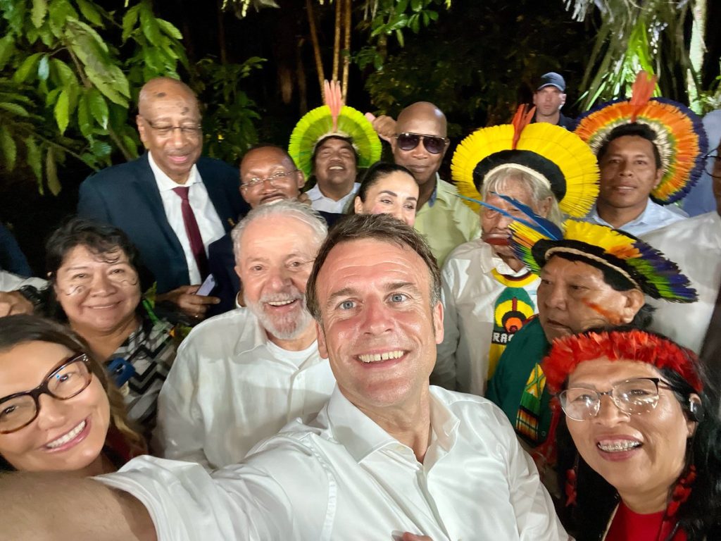 Unis pour l’Amazonie. Unidos pela Amazônia.