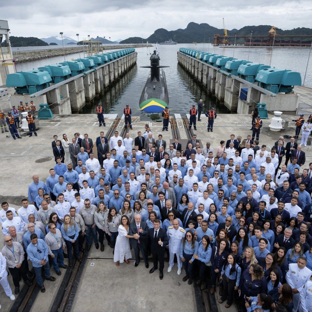 Esta foto demonstra o reconhecimento da excelência francesa e do alto nível das relações entre o Brasil e a França. Obrigado às equipes que projetaram o Tonelero, o terceiro submarino da nossa parceria, e a @LulaOficial e @JanjaLula pela confiança.