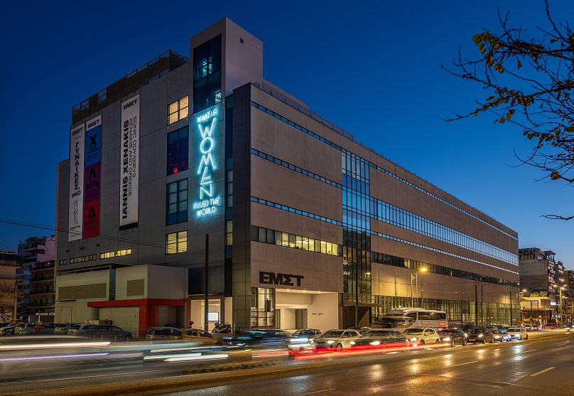 Et si les femmes dirigeaient le monde, 2016, installation de néons de Yael Bartana