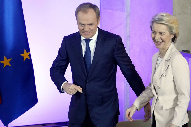 Le Premier ministre polonais Donald Tusk accueille la présidente de la Commission européenne Ursula von der Leyen à Varsovie, en février 2024.