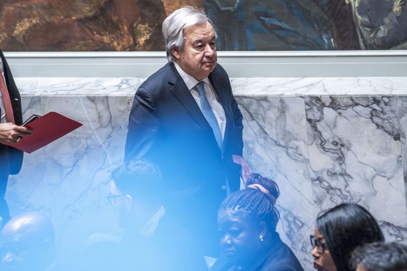 Le secrétaire général des Nations Unies, António Guterres, quitte la salle après avoir assisté à une réunion du Conseil de sécurité de l'ONU, à New York, en mars 2024.