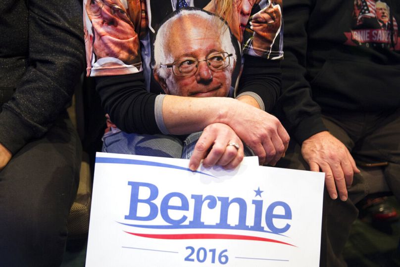 Candace Richarei, de Burlington, Illinois, tient une pancarte pour soutenir le candidat démocrate à la présidentielle, le sénateur Bernie Sanders, I-Vt., lors d'un rassemblement électoral, janvier 2016.