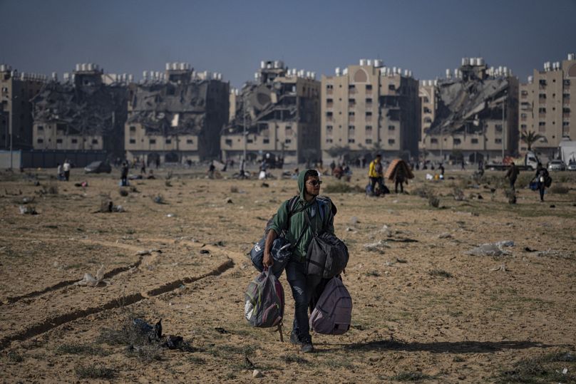 Les Palestiniens fuient d’est en ouest de Khan Younis, dans la bande de Gaza, pendant les bombardements israéliens en cours, le samedi 2 décembre 2023.