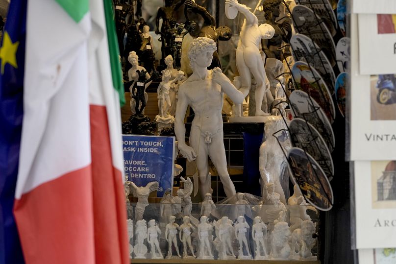 Des souvenirs de la statue de David de Michel-Ange datant du XVIe siècle sont en vente parmi d'autres souvenirs dans une boutique du centre-ville de Florence