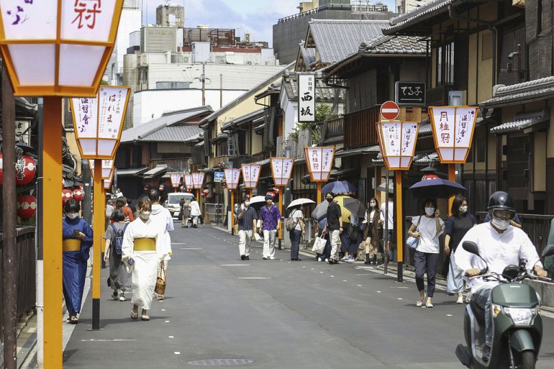 Les gens marchent le long d'une rue dans la région de Gion, Kyoto, ouest du Japon