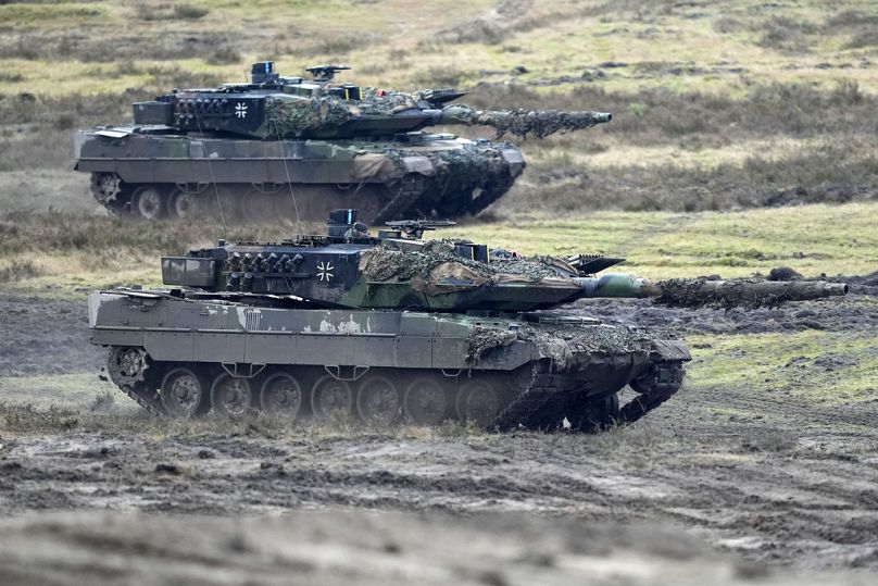 DOSSIER – Deux chars Leopard 2 sont vus en action lors d’une visite du ministre allemand de la Défense Boris Pistorius à Augustdorf, en Allemagne, le mercredi 1er février 2023.