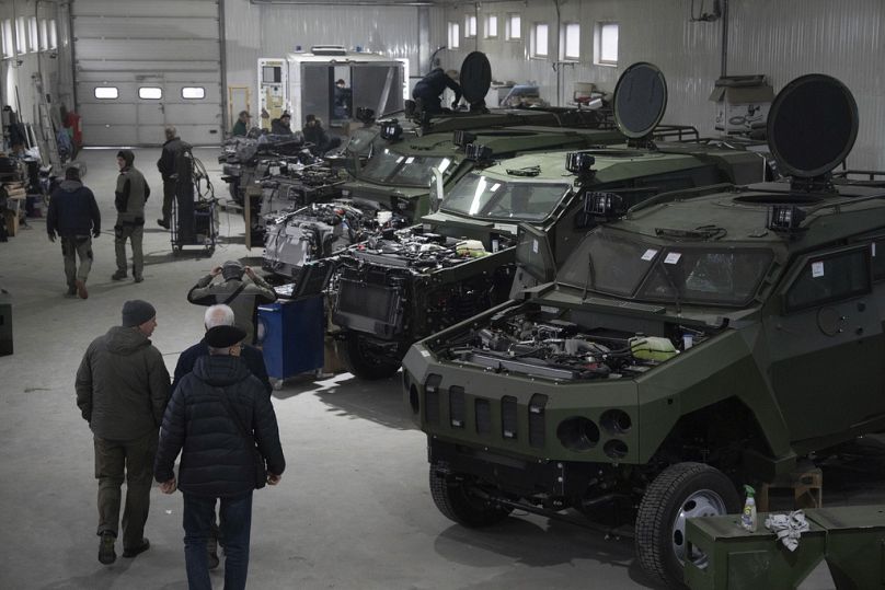 Des véhicules blindés sont travaillés dans une usine en Ukraine, le vendredi 22 décembre 2023.