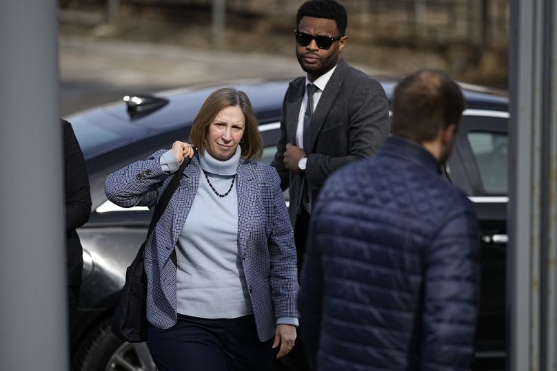 L'ambassadrice des États-Unis en Russie, Lynne Tracy, entre au tribunal municipal de Moscou pour assister à l'audience sur l'affaire Evan Gershkovich, à Moscou, en Russie, le mardi 26 mars 2024.