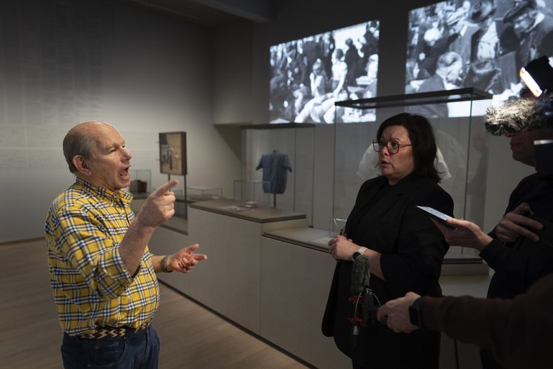 Flip Delmonte, à gauche, un survivant de l'Holocauste, est interviewé avec l'aide de la traductrice en langue des signes Melanie Mol, à droite, au nouveau Musée de l'Holocauste à Amsterdam