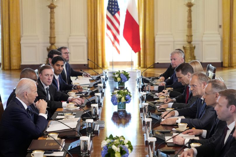 Le président Joe Biden rencontre le président polonais Andrzej Duda et le Premier ministre polonais Donald Tusk dans la salle Est de la Maison Blanche