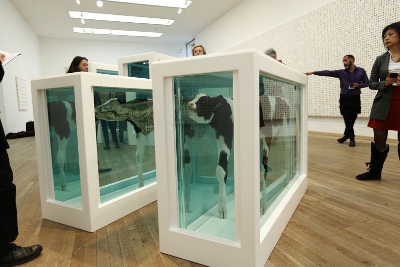 Les gens regardent une partie de l'exposition de l'artiste britannique Damien Hirst en 2007, une copie de l'original de 1993. "Mère et enfant divisés"