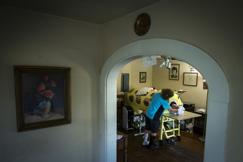 Sur cette photo du vendredi 27 avril 2018, l'avocat Paul Alexander regarde depuis son poumon d'acier son domicile de Dallas.