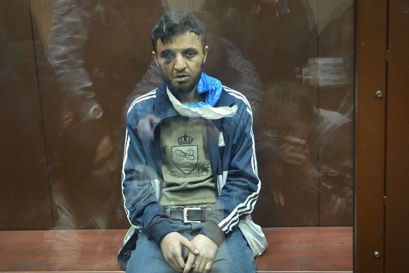 Un suspect impliqué dans la fusillade de l'hôtel de ville de Crocus, vendredi, est assis dans une salle d'audience du tribunal du district de Basmanny, à Moscou, en Russie, le dimanche 24 mars 2024.