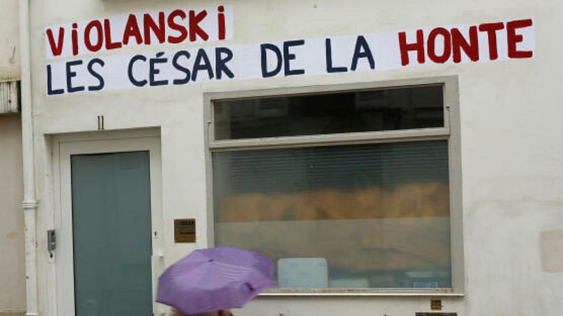 Le siège de l'Académie des Césars en France - le graffiti indique "Violanski, César de la honte," jouer sur le mot français pour viol – "viole" – et le nom de Polanski