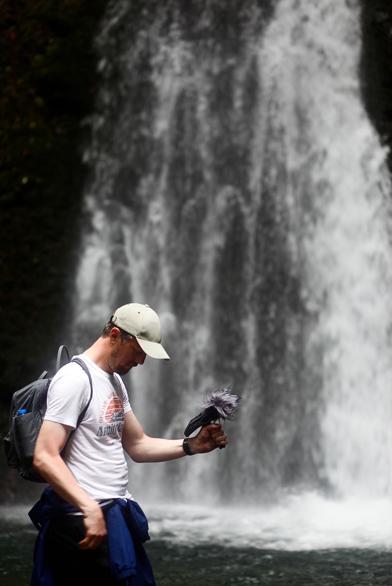 Stuart Fowkes, créateur de Cities and Memory, enregistre le son de la cascade des Açores