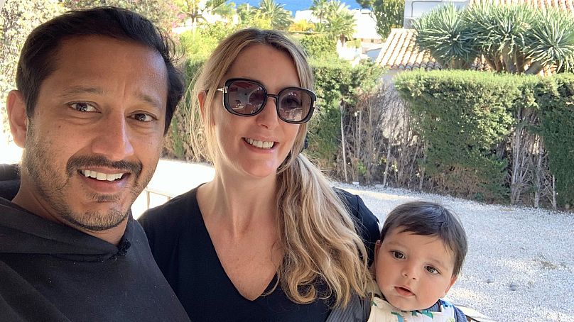 Pinak avec sa femme Cathy et leur fils.