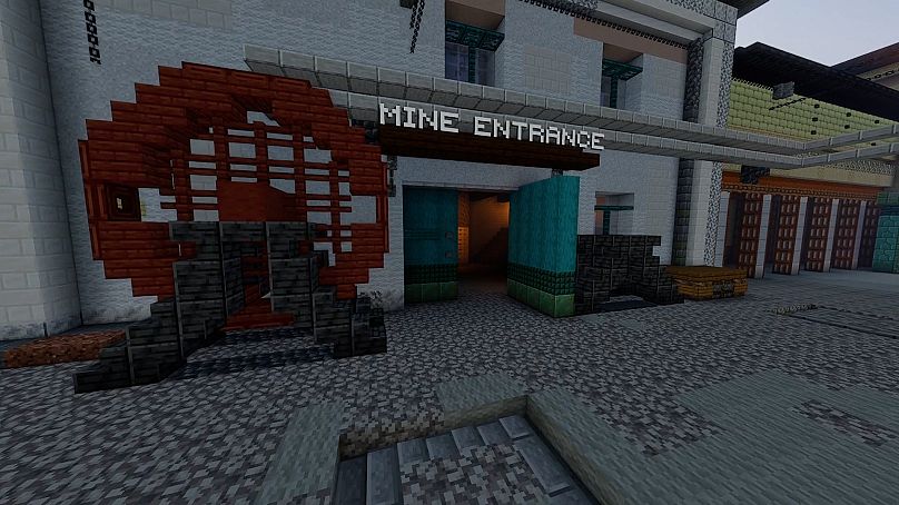 La photo montre l'extérieur de l'entrée de la mine de sel Soledar sur Minesalt