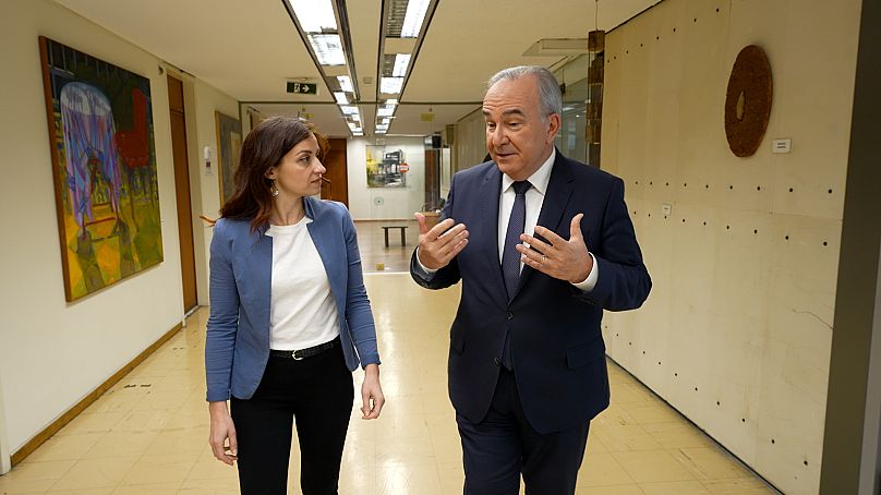 Fanny Gauret, journaliste à Euronews, et Nikos Papathanasis, ministre délégué grec au ministère de l'Économie et des Finances