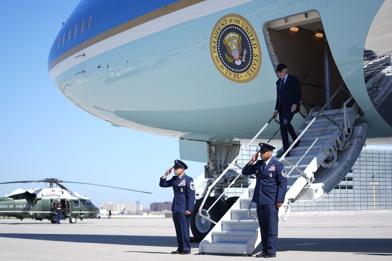 Le président américain Joe Biden arrive à bord d'Air Force One à l'aéroport international O'Hare de Chicago avant d'assister à une collecte de fonds pour la campagne à Chicago, en avril 2024.