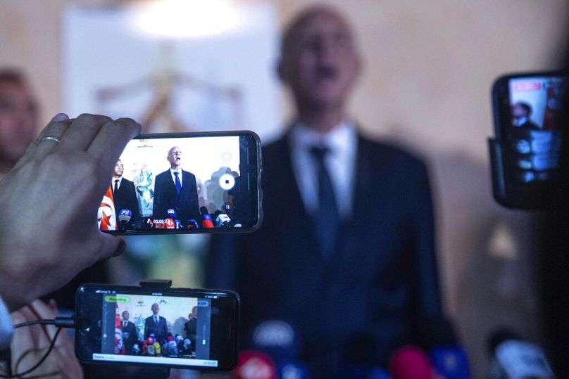 Des journalistes utilisent des téléphones portables pendant le discours du Tunisien Kais Saied à Tunis, octobre 2019