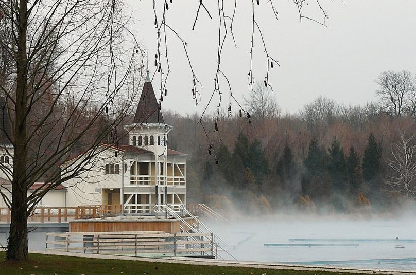 Il fait très chaud : le lac Heviz - photographié ici en hiver - est bien au chaud toute l'année