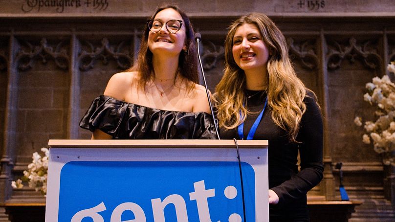 Anastasia Zhuckova, espagnole, 24 ans (à gauche) et Thetis Georgiou, chypriote, 22 ans, coprésidentes du Forum international de Gand 2024