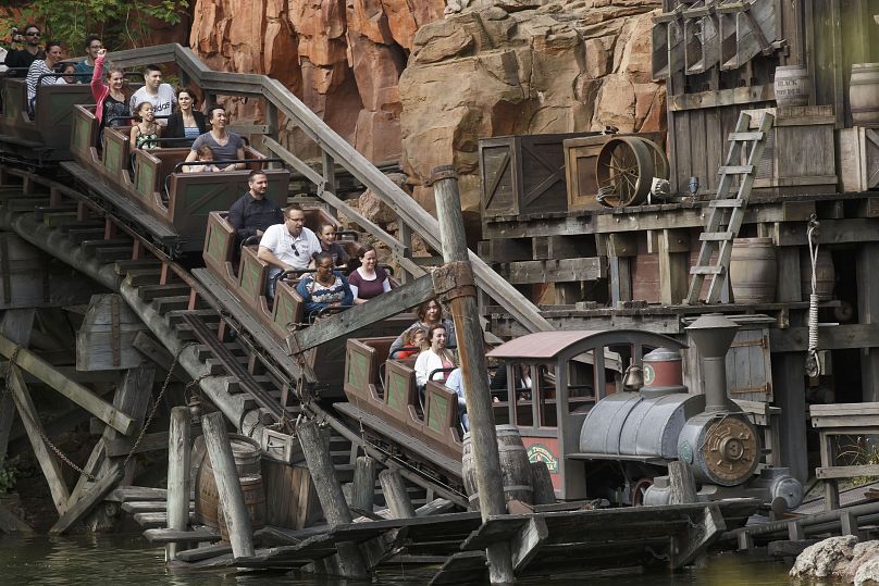 Des visiteurs font un tour avec le Big Thunder Mountain à Disneyland Paris, à Chessy, en France, à l'est de la capitale française, le mardi 12 mai 2015.