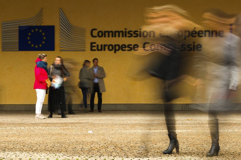 Des gens passent devant le siège de la Commission européenne à Bruxelles, octobre 2018