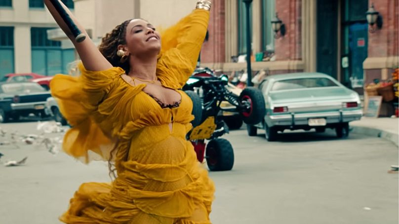 La robe jaune emblématique de Beyoncé dans son clip "Tenir bon" de son album "Limonade" a été conçu par Roberto Cavalli.