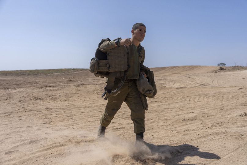 Un soldat israélien marche près de la frontière entre Israël et Gaza, avril 2024.