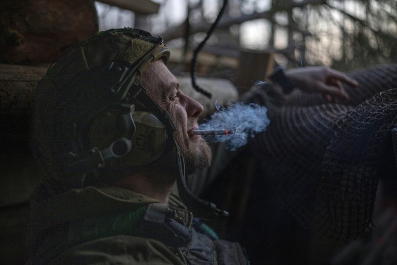 Un militaire ukrainien fume une cigarette.