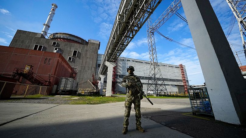 Un militaire russe patrouille dans la centrale nucléaire de Zaporizhzhia, le 1er mai 2022