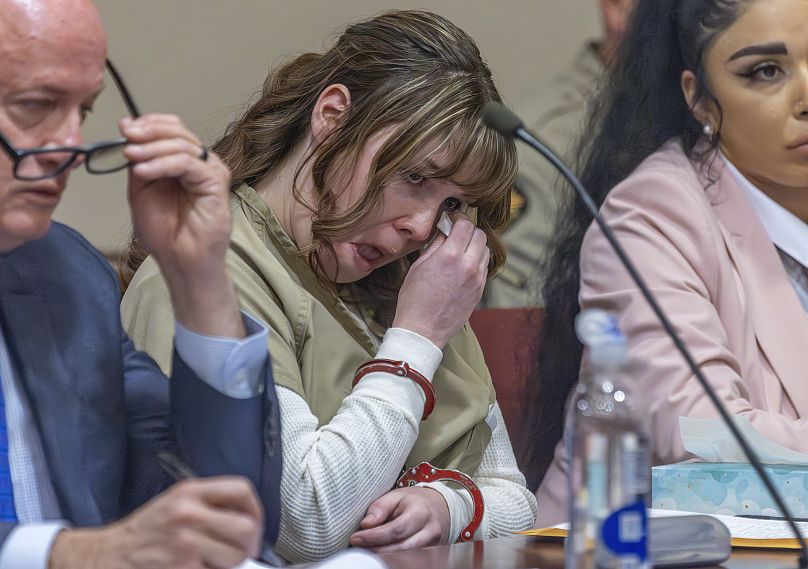 Hannah Gutierrez-Reed essuie ses larmes lors de son audience de détermination de la peine devant le tribunal de district de Santa Fe, au Nouveau-Mexique, le lundi 15 avril 2024.