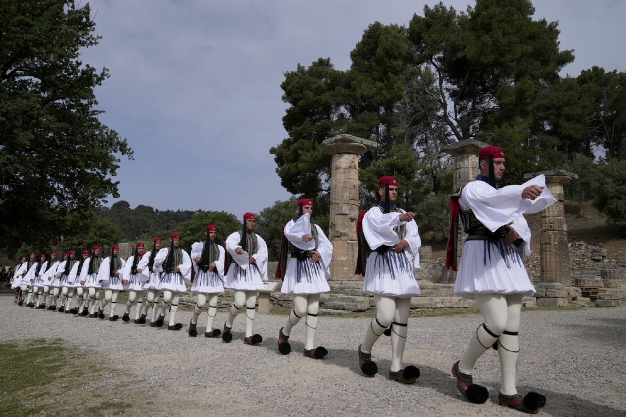 Des soldats de la Garde présidentielle grecque entrent dans l'enceinte de la cérémonie officielle d'allumage de la flamme des Jeux olympiques de Paris.