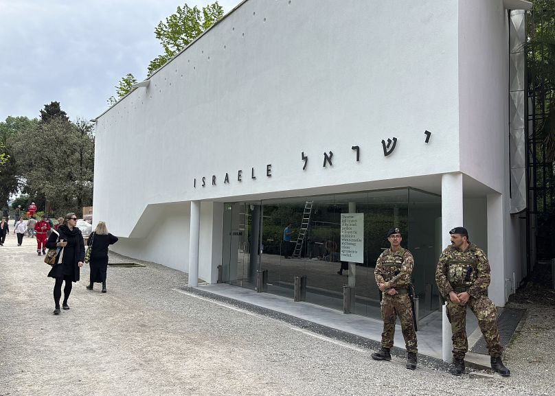 Des soldats italiens patrouillent dans le pavillon national israélien à la Biennale d'art contemporain de Venise, en Italie, le mardi 16 avril 2024.