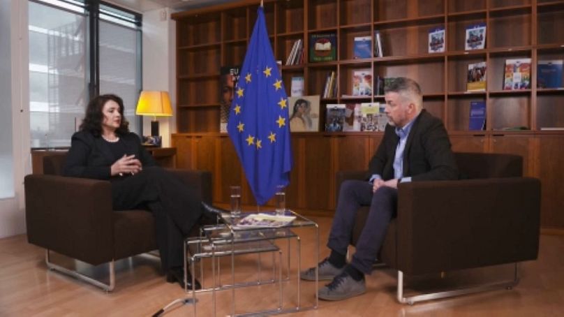 La commissaire européenne chargée de l'égalité, Helena Dalli, et le journaliste d'Euronews Paul Hackett à Bruxelles