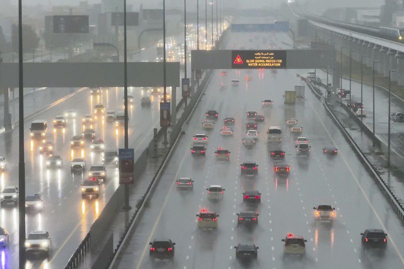 Des véhicules roulent sous de fortes pluies sur l'autoroute Sheikh Zayed Road à Dubaï, aux Émirats arabes unis.