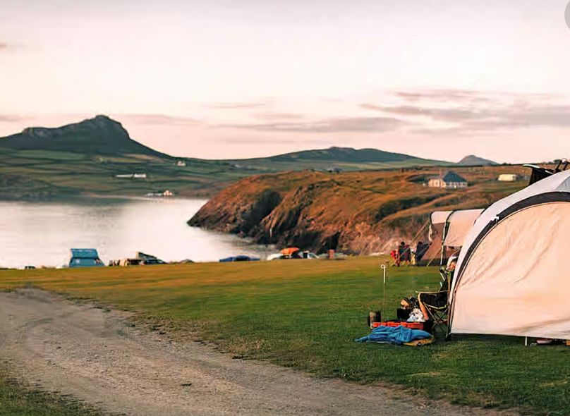 Pencarnan est un camping en bord de mer situé dans une ferme en activité au Pays de Galles