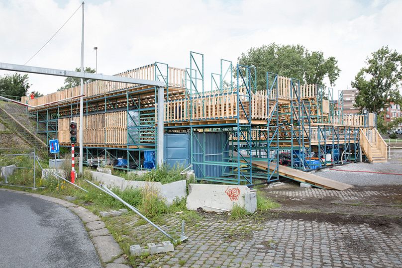 FLOW est situé sur un site triangulaire à côté du canal de Bruxelles.