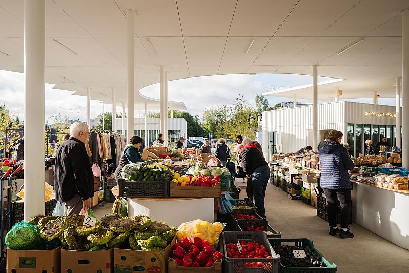 Photo prise depuis l'intérieur du marché alimentaire de Targ Blonie