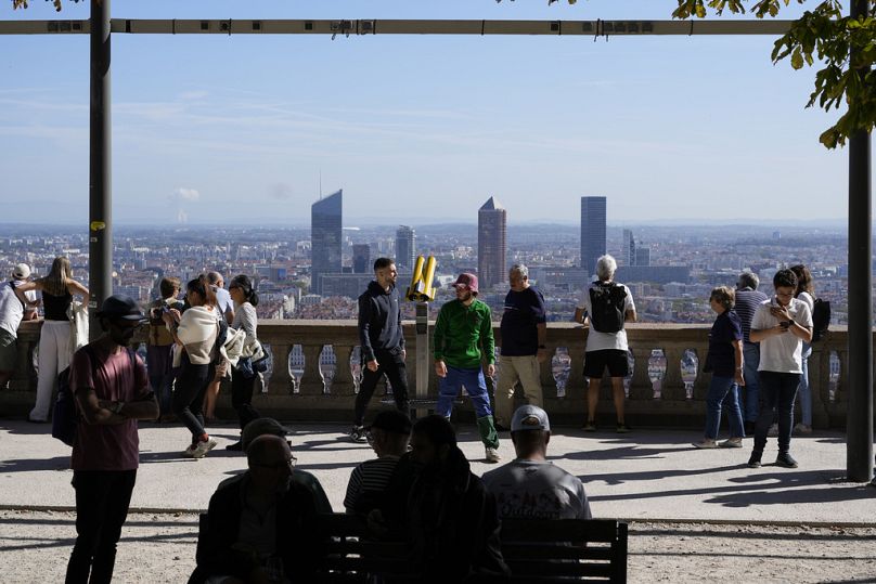 Des gens profitent d'un point de vue à Lyon, octobre 2023