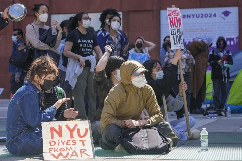 Des étudiants de l’Université de New York et des partisans pro-palestiniens se rassemblent devant le bâtiment de la NYU Stern School of Business.