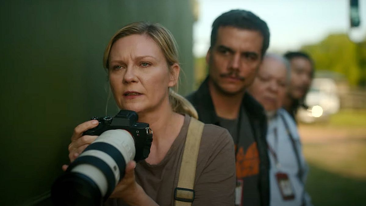 Kirsten Dunst as a photojournalist in Civil War