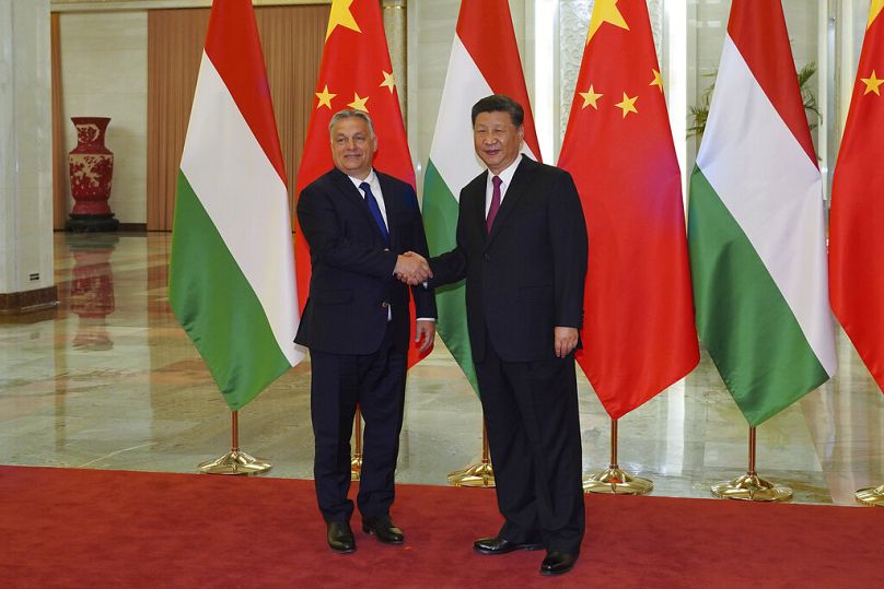 Le Premier ministre chinois Xi Jinping, à droite, serre la main du Premier ministre hongrois Viktor Orban avant la réunion bilatérale du deuxième Forum de la Ceinture et de la Route.