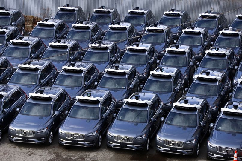 Un parking rempli de Volvo autonomes Uber à Pittsburgh, mars 2020