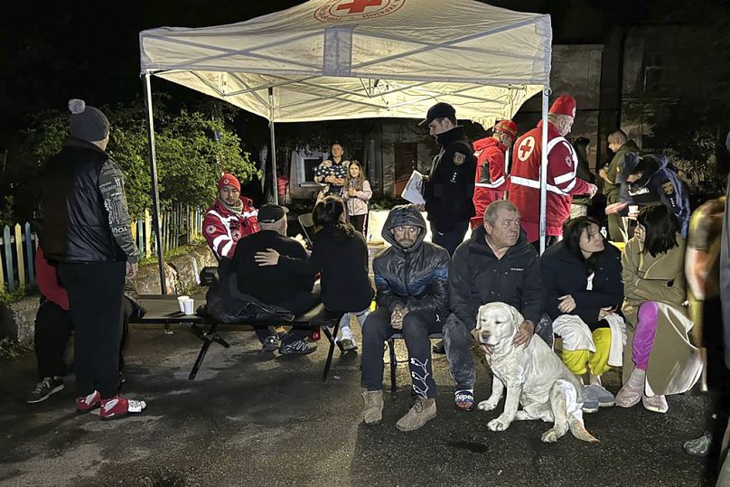 Sur cette photo fournie par le maire d'Odessa Hennadii Trukhanov dans Telegram, des habitants se rassemblent à l'extérieur d'un immeuble après une attaque de drone russe à Odessa, en Ukraine.