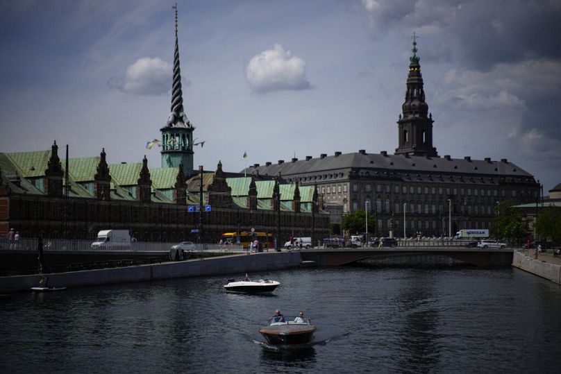 Un bateau traverse la rivière Nyhavn à Copenhague, juin 2022