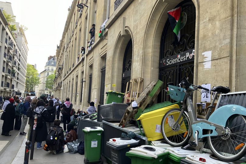 Des étudiants bloquent l'université Sciences-Po vendredi 26 avril 2024 à Paris.