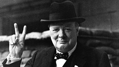 L'ancien Premier ministre britannique Winston Churchill était largement connu pour avoir utilisé le signe V comme symbole de « victoire » pendant la Seconde Guerre mondiale.