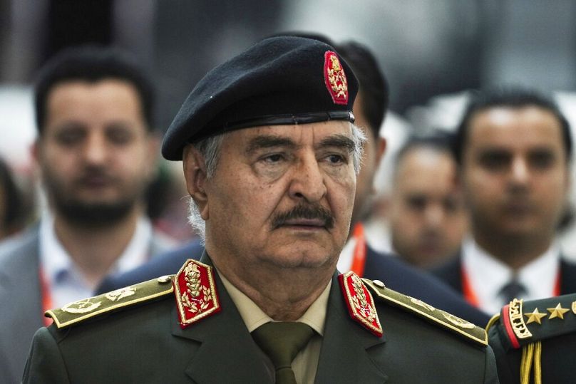 Le Khalifa Hifter de Libye, commandant de la soi-disant armée nationale libyenne, est vu à l'exposition et conférence internationale sur la défense à Abou Dhabi, en février 2023.